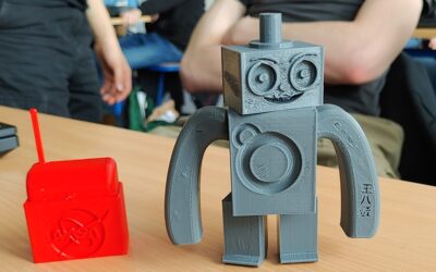MINTart: Schüler:innen drucken Kunstroboter