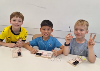 Drei Schüler im Workshop "Elektrische Bastelwerkstatt"