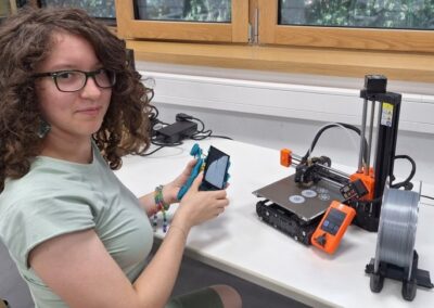 Schülerin im Workshop „Future Mobility Engineer: Dein 3D-gedrucktes Solarauto“