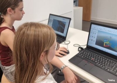 Zwei Schülerinnen im Workshop "Mission Green Planet"