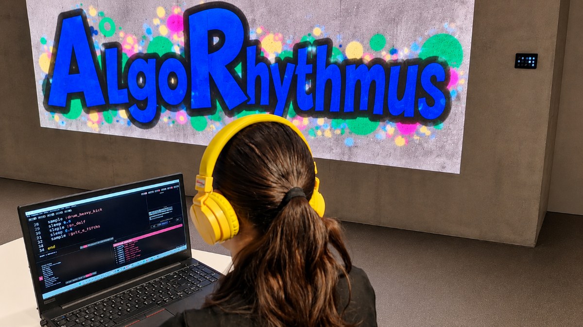 AlgoRhythmus Image Schülerin programmiert Musik mit Sonic Pi