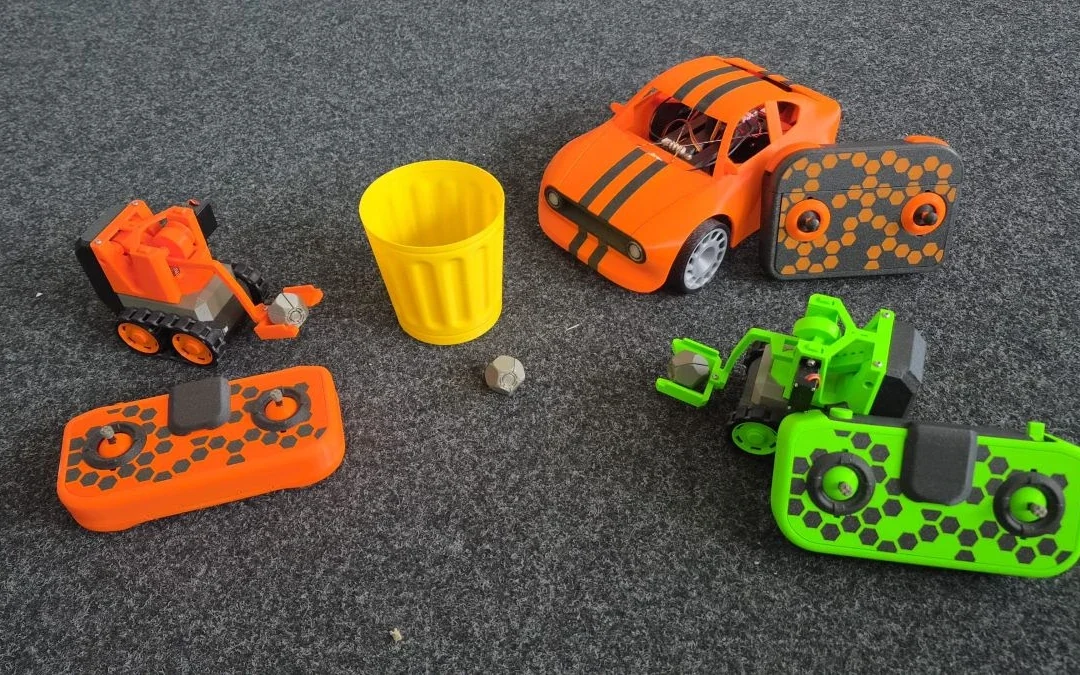 Verschiedene CyberBrick-Modelle mit Fernsteuerungen, darunter Fahrzeuge und ein Roboter.